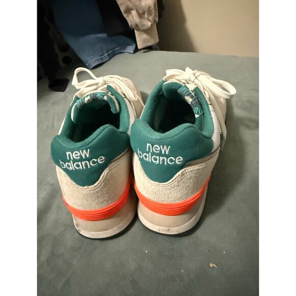 Men’s 8.5 New Balance beige and cream sneakers - Picture 2 of 5